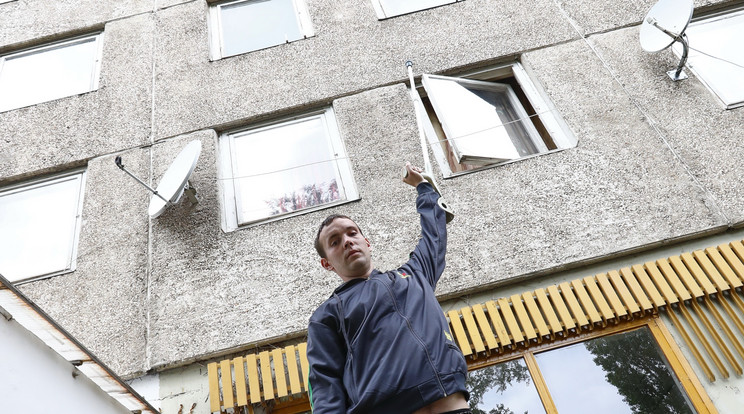Palicz Zsolt (27) a panelház előtti
kiskertbe zuhant
a hatodik emeleti
ablakból / Fotó: Fuszek Gábor