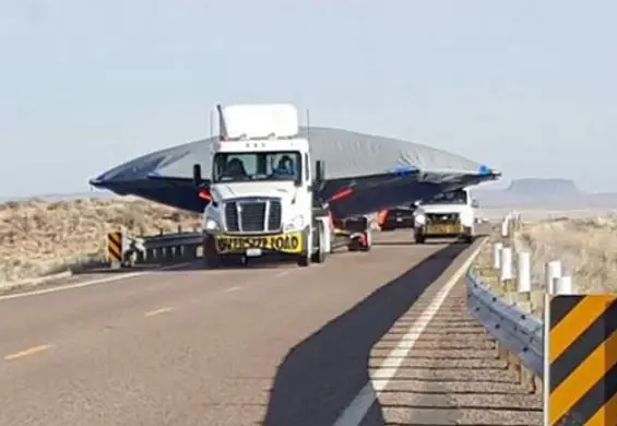 Zdjęcie tajemniczego spodka transportowanego w kierunku słynnej "Strefy 51" rozpala wyobraźnię internautów