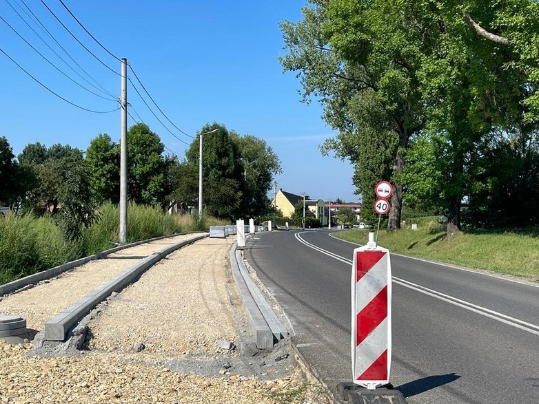 Budowa ścieżki rowerowej - Łąka, rejon szkoły - 05.08.2022 - autor: pless.pl