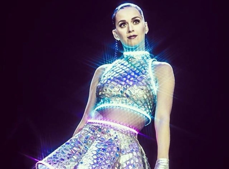 Według obliczeń "Forbesa", głównie dzięki trasie "Prismatic World Tour" Katy Perry wzbogaciła się o 135 milionów dolarów. Przed rokiem Amerykanka zajmowała na tej samej liście 23. miejsce. Poza Top 10 znalazł się natomiast Ed Sheeran (57 mln). A także Beyoncé, która spadła z miejsca drugiego na 14. ("tylko" 54,5 mln).