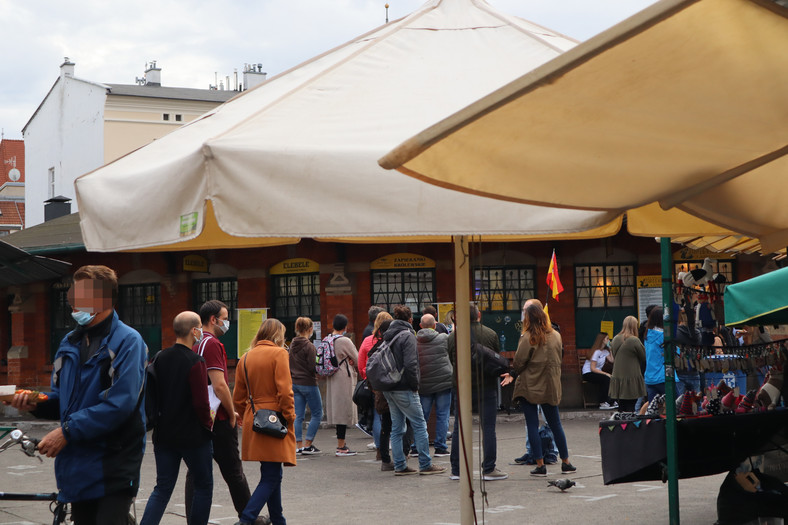 Nie wszyscy na placu Nowym w Krakowie mieli poprawnie założone maseczki