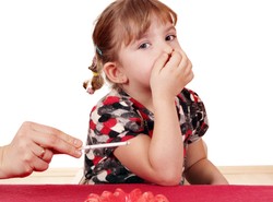 Palenie przy dziecku niszczy jego serce