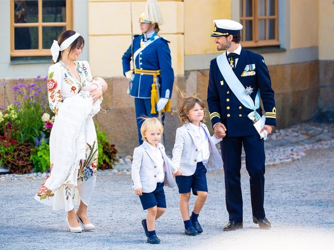 Princ Karl Filip i princeza Sofija sa svoja tri sinčića 