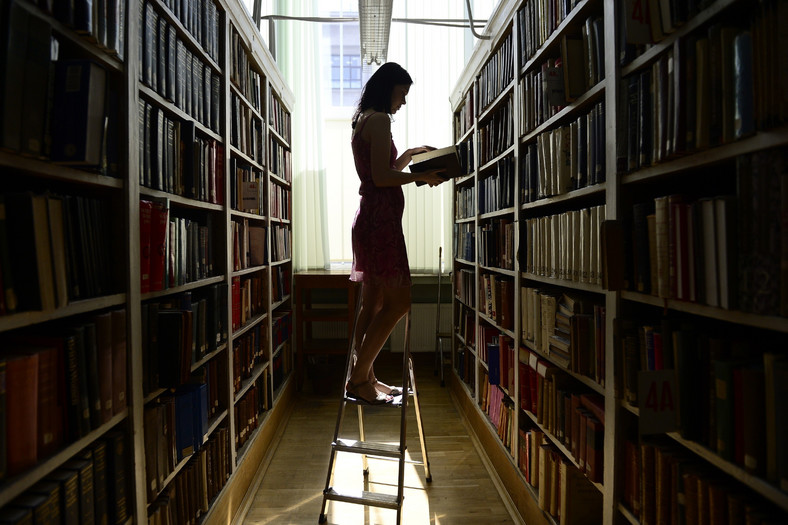 Kobieta przegląda książkę w Rosyjskiej Bibliotece Państwowej, 28 września 2015 r. 