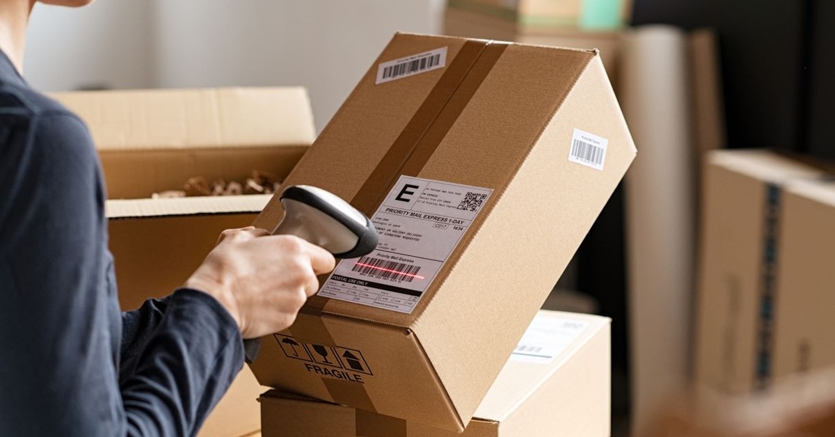 Nowe opłaty celne w USA. Poczta Polska wstrzymuje wysyłki. Co dalej z paczkami?