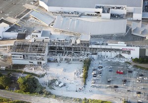 Ljudi su zarobljeni u tržnom centru posle razornog zemljotresa u Japanu
