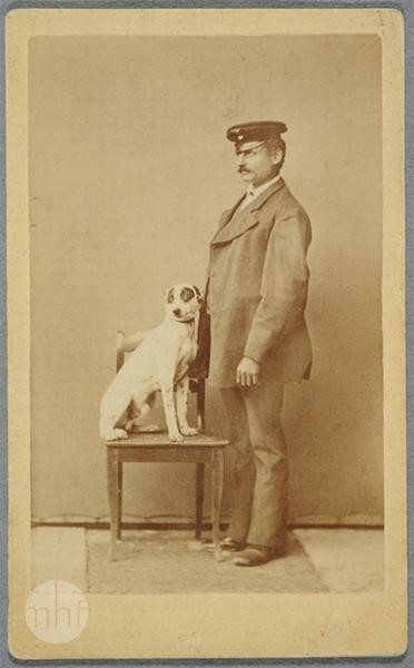 Służący z psem (pamiątka Stanisława Rawicz Kosińskiego) w atelier, 1865-1875
