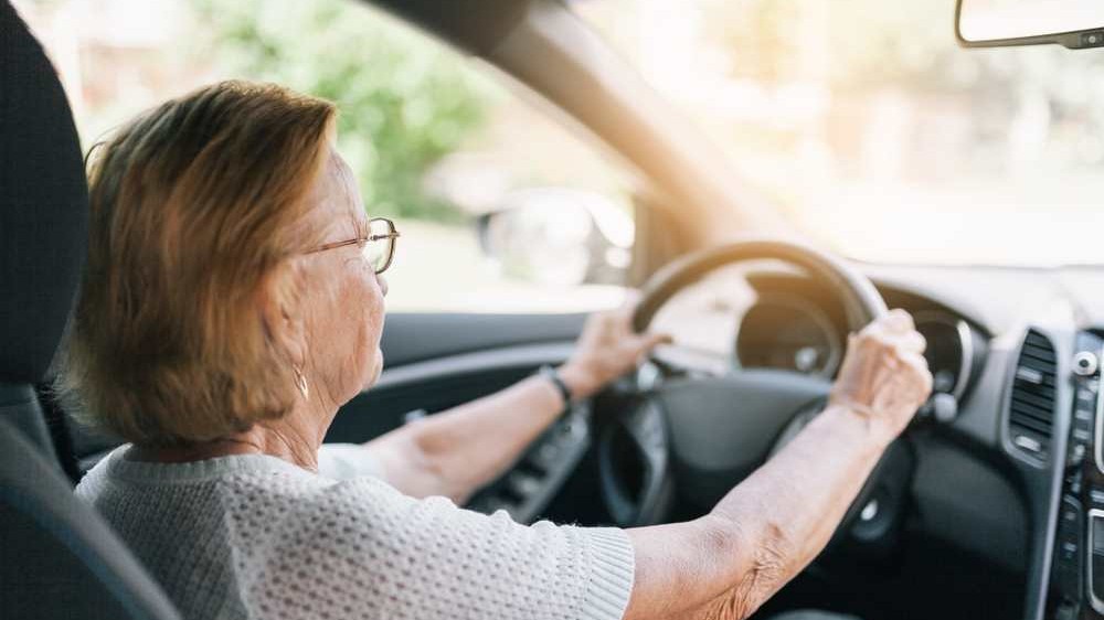 Seniori môžu prísť o vodičské preukazy? Chystajú sa veľké zmeny v celej Európskej únii.
