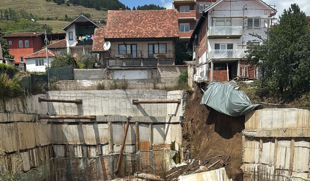 Novi Pazar: Obrušio se potporni zid na gradilištu, povukao i deo kuće 