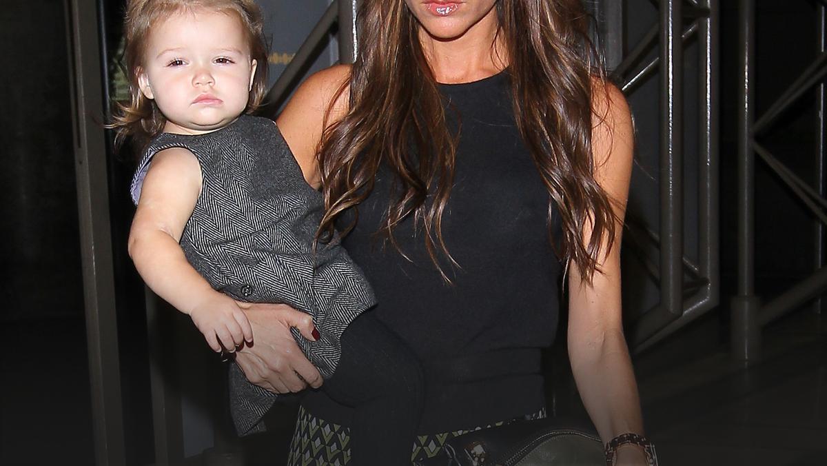 Seksowna mama Victoria Beckham z córeczką na lotnisku - jaka ona słodka!