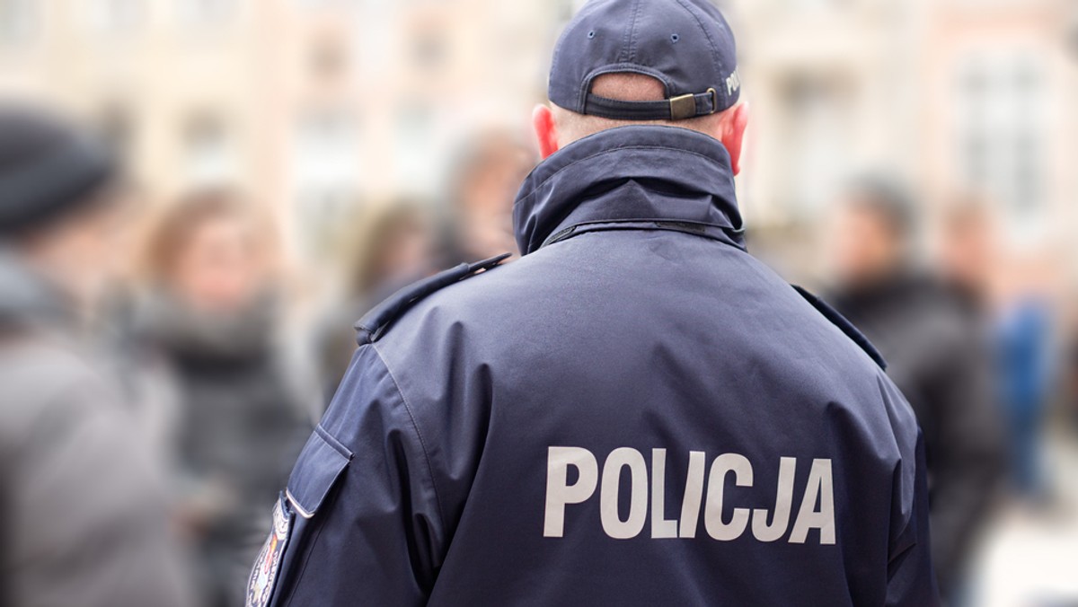 29-letni mężczyzna podejrzany o czynną napaść na policjantów w noc sylwestrową został zatrzymany. Trwają poszukiwania pozostałych osób, które zaatakowały patrol podczas interwencji we Wrocławiu.