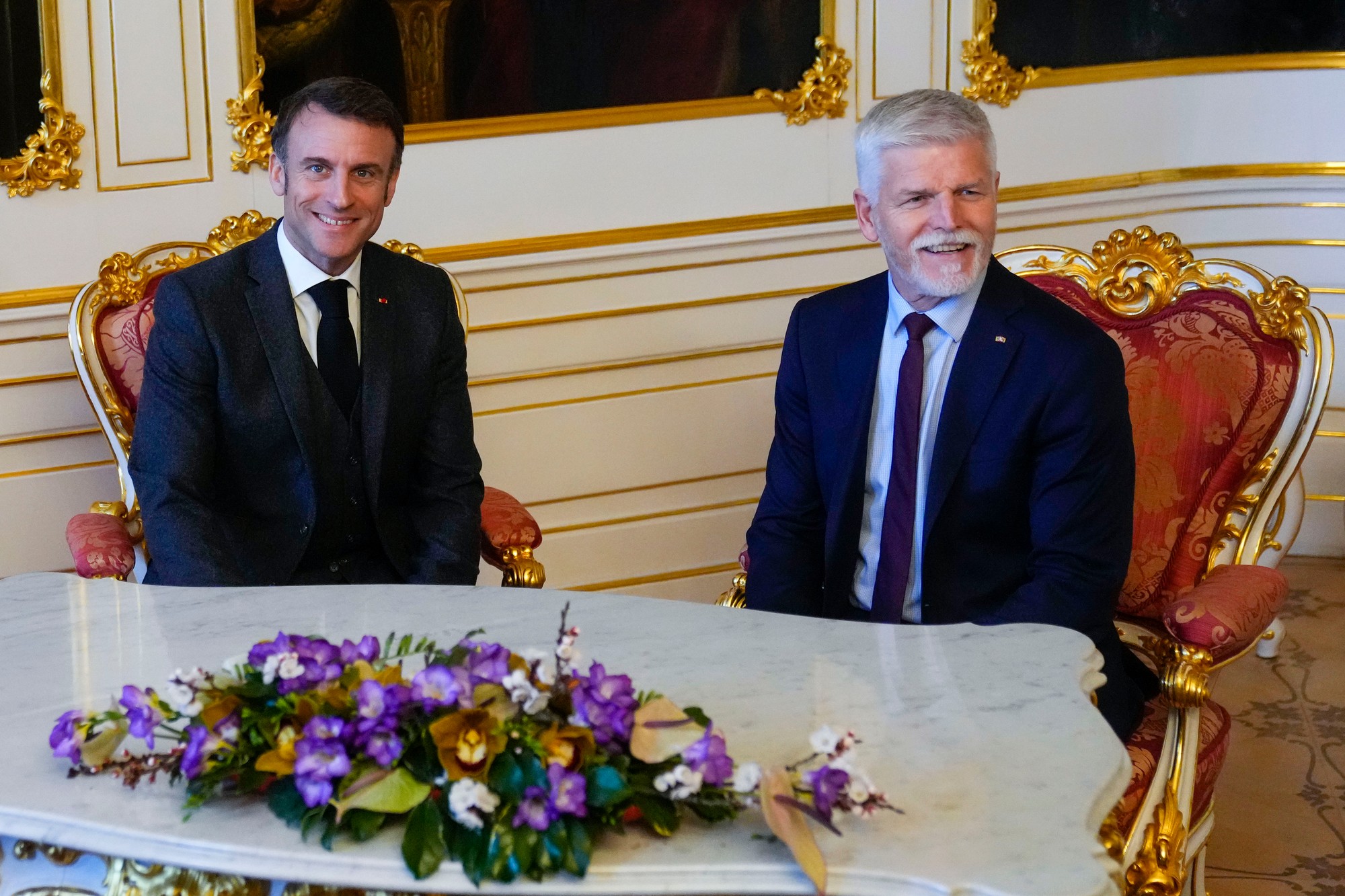 Český prezident Petr Pavel a hlava Francúzska Emmanuel Macron.