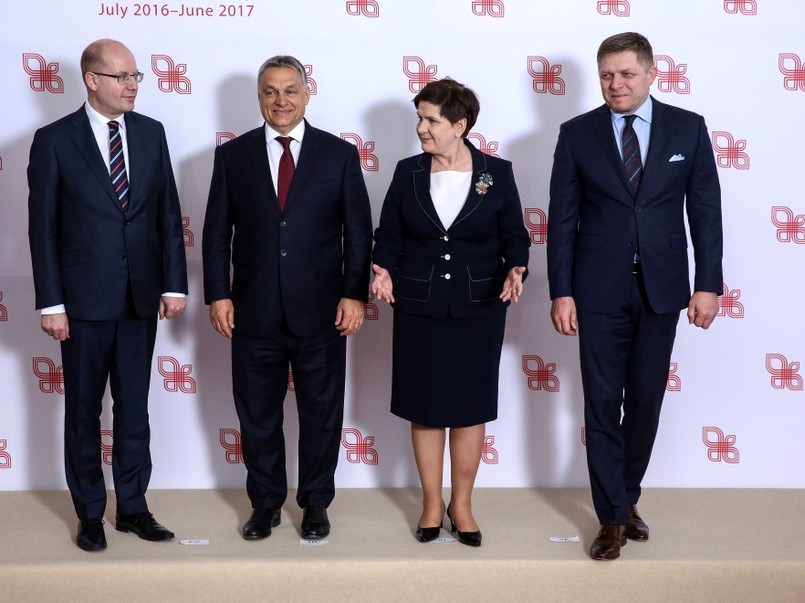 Polska premier pozytywnie zaskoczyła stylizacją na wczorajszym spotkaniu szefów rządów Grupy Wyszehradzkiej. Wprawdzie ubrania niewiele różniły się od tych, które zwykle nosi pani prezes rady ministrów nosi, ale o sukcesie zestawu zadecydowały...