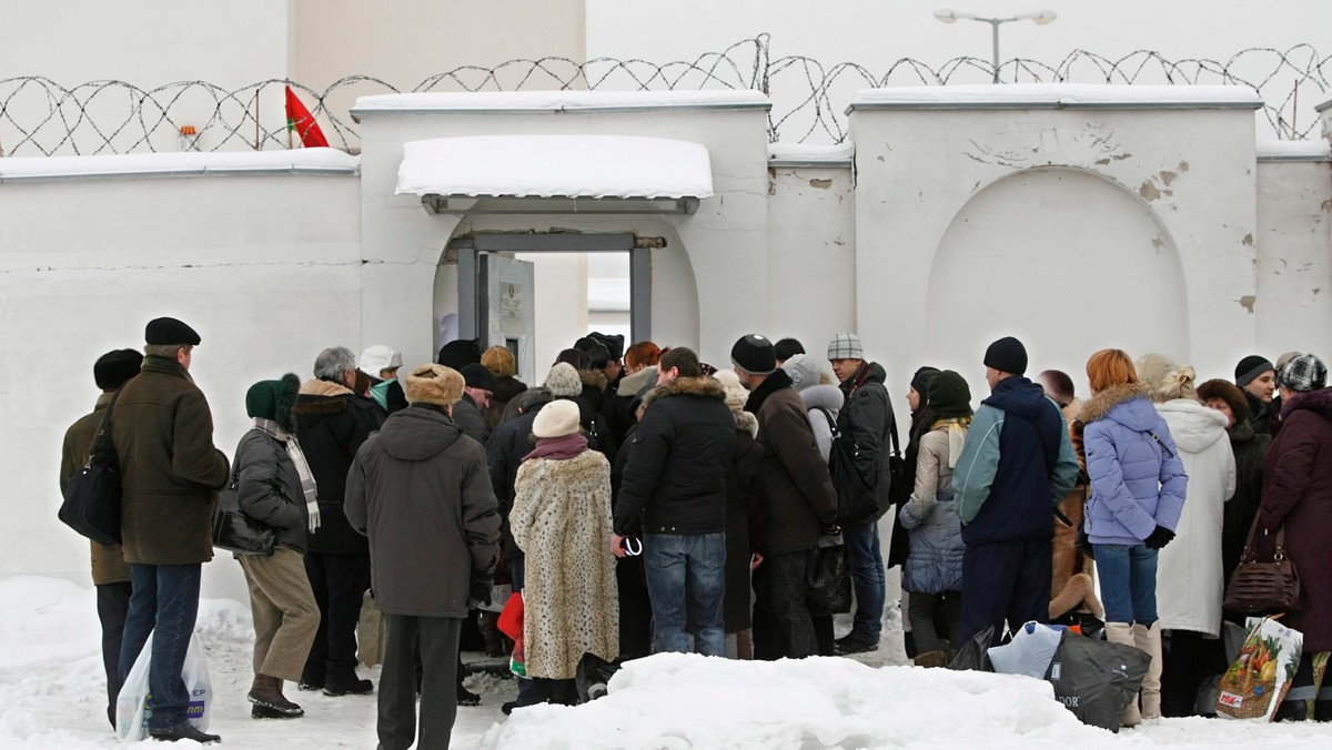 Pawał Sapiełka, adwokat przebywającego w areszcie lidera białoruskiej opozycji Andreja Sannikaua, powiedział, że jest on mocno pobity i "wygląda strasznie". Sannikau został zatrzymany po niedzielnej demonstracji opozycji w wieczór wyborczy w Mińsku.