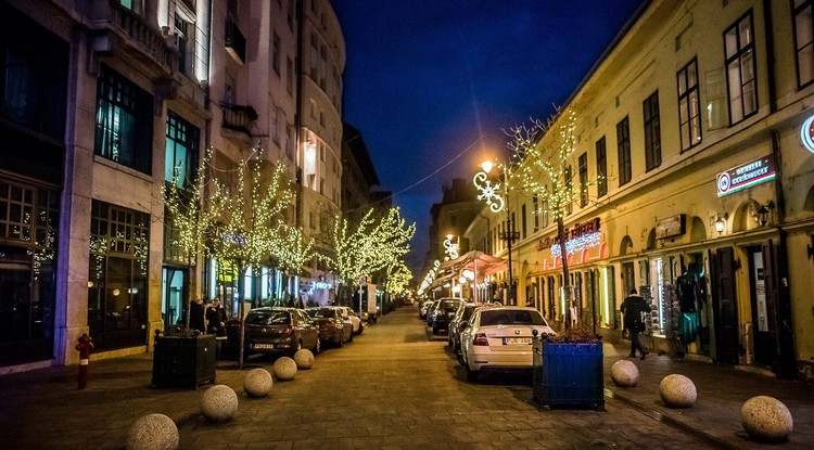 A kanapén ülve sétálnak a fővárosban a helyiek és a turisták: népszerűbb a virtuális, mint a valóságos tárlatvezetés