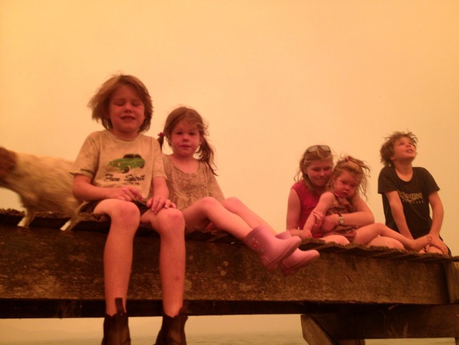 Dramatyczna ucieczka przed ogniem. Schronili się w jeziorze