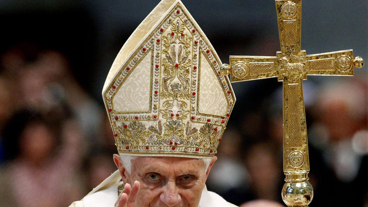 Benedykt XVI przewodniczył w Wielki Piątek w Bazylice świętego Piotra nabożeństwu Męki Pańskiej. Kazanie pełne aluzji do toczących się dyskusji i bieżących wydarzeń wygłosił Kaznodzieja Domu Papieskiego ojciec Raniero Cantalamessa.