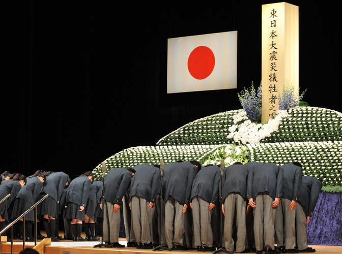 Uczniowie z Sendai oddaja hołd ofiarom