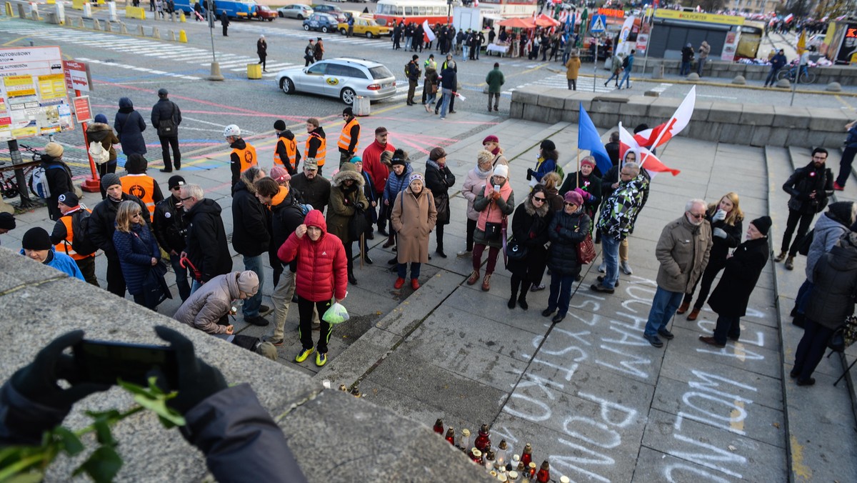 Na trasie Marszu Niepodległości policja spacyfikowała kontrmanifestację Obywateli RP - poinformowało radio RMF FM. - - Policja podjęła interwencję wobec ok. 20 osób, które naruszyły przepisy prawa o zgromadzeniach. Zostali oni doprowadzeni do jednej z pobliskich komend - poinformował rzecznik Komendy Stołecznej Policji komisarz Sylwester Marczak.