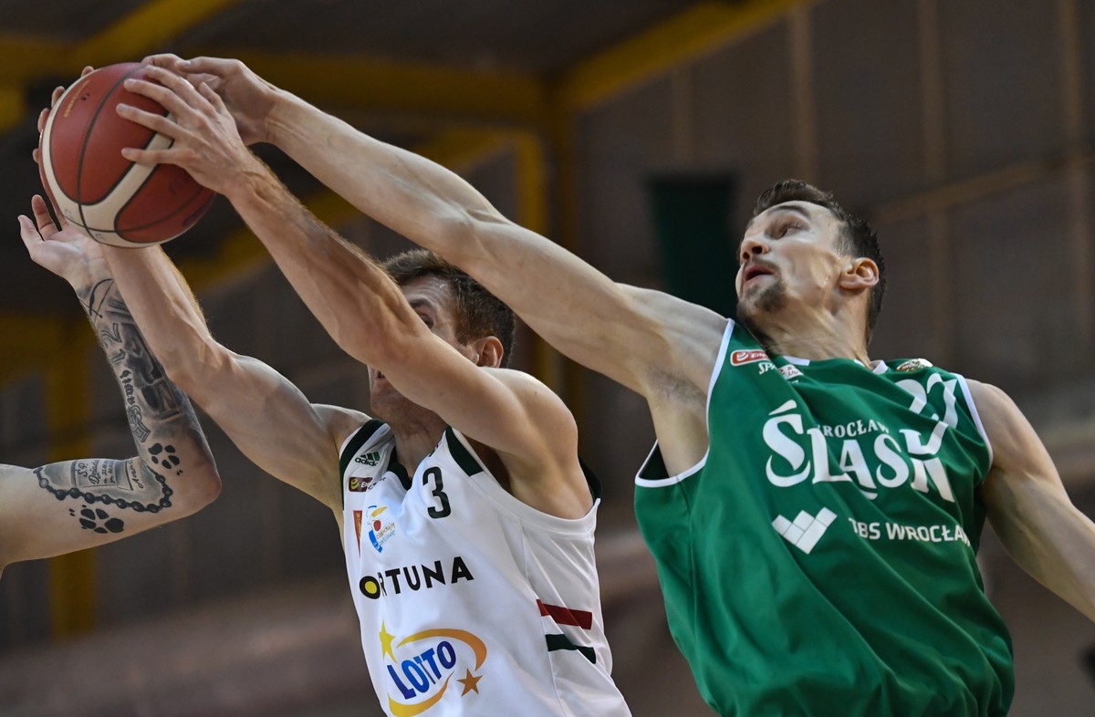 Koszykarz Legii Warszawa Jakub Karolak (L) i Ivan Ramljak (P) ze Śląska Wrocław podczas meczu Ekstraklasy