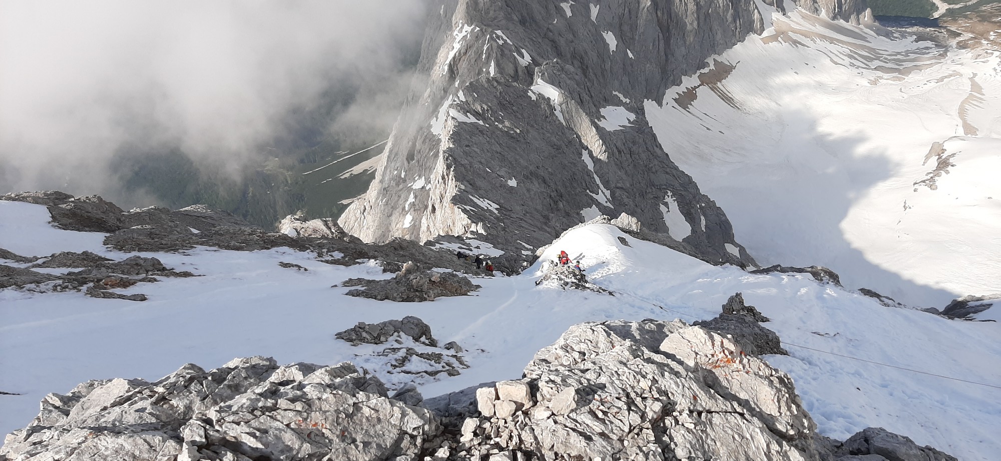 Horskí záchranári zasahovali po páde horolezca v masíve hory Zugspitze, najvyššieho vrcholu Nemecka v piatok 9. júna 2023.