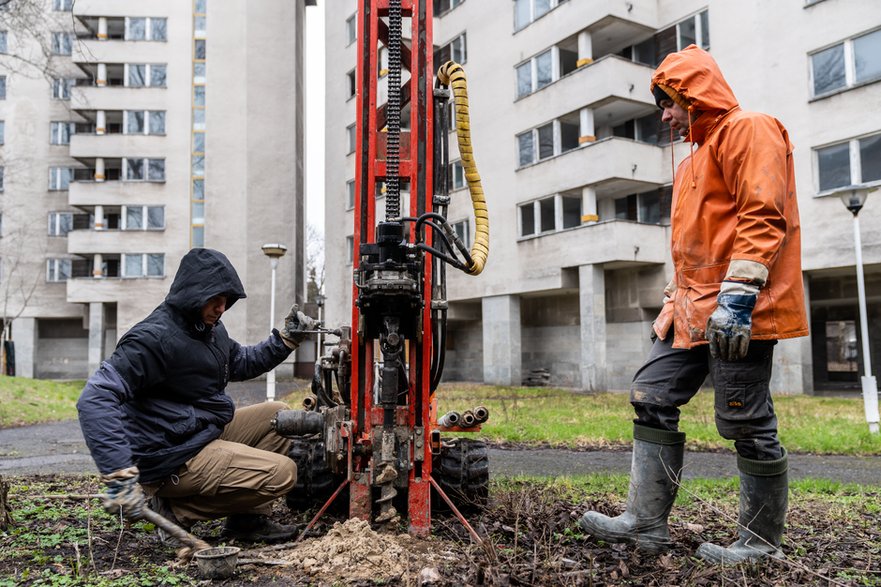 Przy pomocy specjalistycznego sprzętu eksperci badali dziś grunt na terenie Szpiegowa.