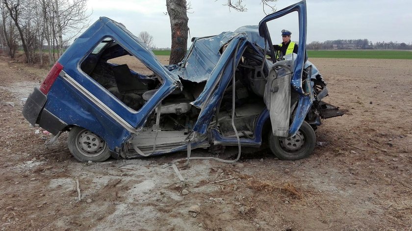 Śmiertelny wypadek na Opolszczyźnie. Pijany kierowca z impetem uderzył w drzewo