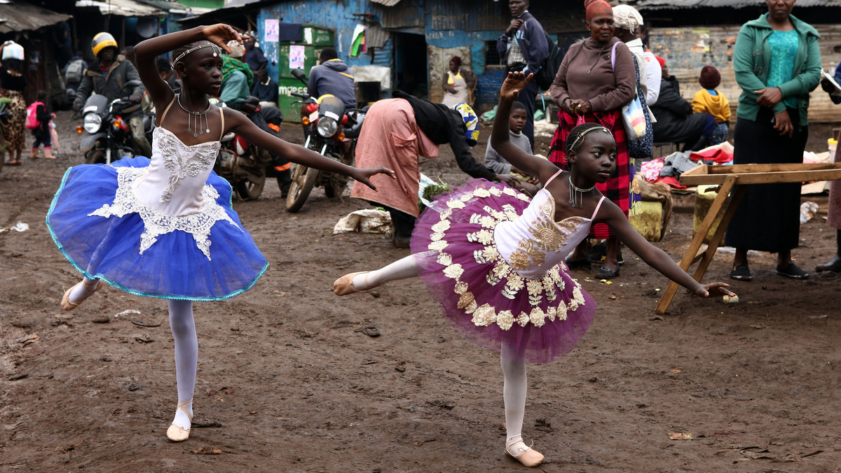 Nairobi, stolica Kenii, to miasto o wielu obliczach. Bogate dzielnice sąsiadują w nim z rejonami biedy, takimi jak Kibera – jeden z największych slumsów na świecie. Właśnie tam działa organizacja pozarządowa Project Elimu, którą wspiera Kulczyk Foundation.