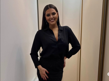 "ŽIVOT IDE DALJE" Jelena Vasić SA DUBOKIM DEKOLTEOM I OSMEHOM nakon kraha ljubavi sa Slobom - kao da je nije ni dirnulo! (FOTO)