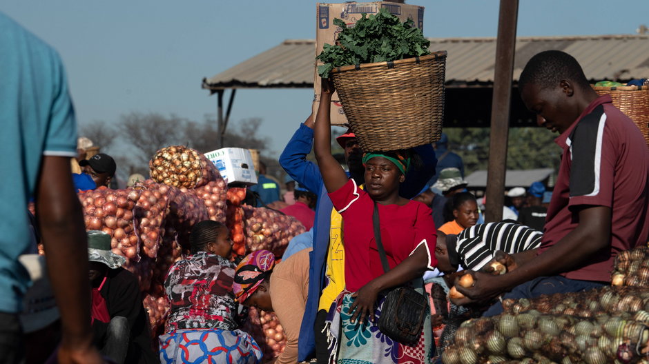 Mieszkańcy Zimbabwe na targu w Harare
