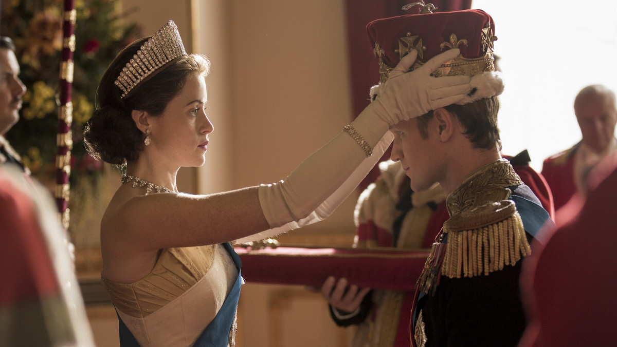 The Crown, to serial który bije rekordy popularności na platformach streamingowych. Na początku czerwca ukaże się książka ""The Crown" - oficjalny przewodnik po serialu Netflixa." Jej autor w dziesięciu rozdziałach, odpowiadających odcinkom serialu, zarysowuje szeroki kontekst początków panowania Elżbiety II a także wskazuje, w którym momencie wyobraźnia dramaturgiczna wzięła górę nad prawdą historyczną. Przeczytajcie fragment tej niesamowitej lektury.