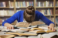 Student studia książki biblioteka praca