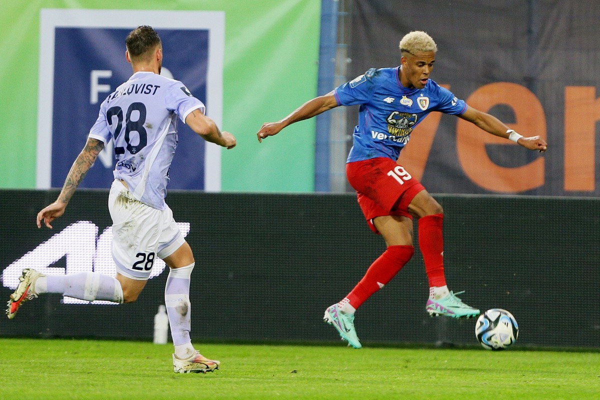Piłkarz Piasta Gliwice Michael Ameyaw (P) i Linus Wahqvis (L) z Pogoni Szczecin podczas meczu Ekstraklasy