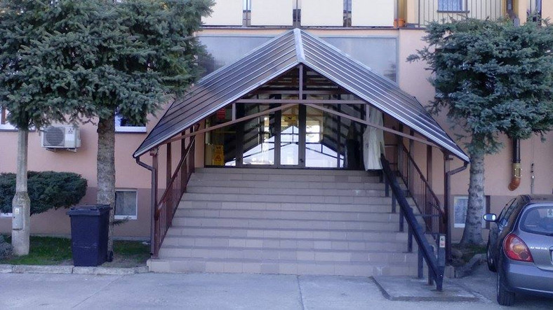 Wejście do budynku prokuratury w Dąbrowie Tarnowskiej