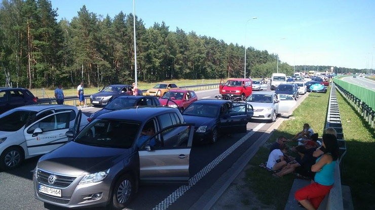 Korek na A1. Autostrada zasypana butelkami