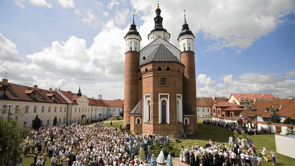 Prawosławni pielgrzymi z różnych miejsc województwa podlaskiego zdążają do Supraśla koło Białegostoku, na Święto Supraskiej Ikony Matki Bożej. To jedno z głównych świąt w tym klasztorze, uważanym za jedno z najważniejszych w kraju cerkiewnych sanktuariów.