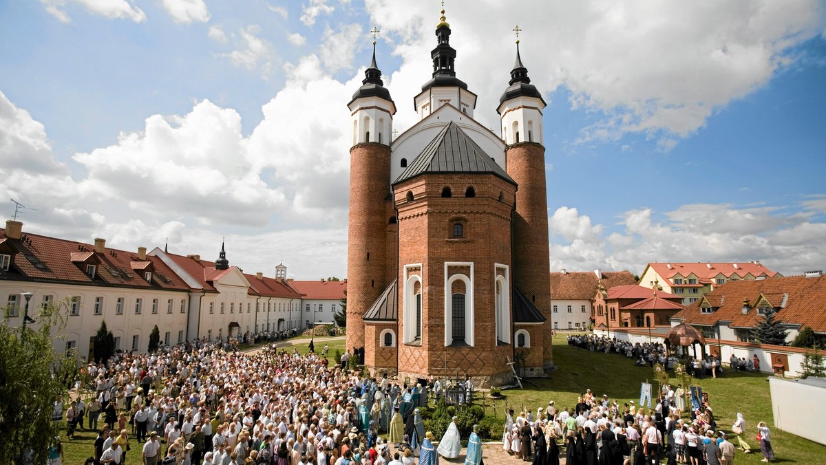 Prawosławni pielgrzymi z różnych miejsc województwa podlaskiego zdążają do Supraśla koło Białegostoku, na Święto Supraskiej Ikony Matki Bożej. To jedno z głównych świąt w tym klasztorze, uważanym za jedno z najważniejszych w kraju cerkiewnych sanktuariów.