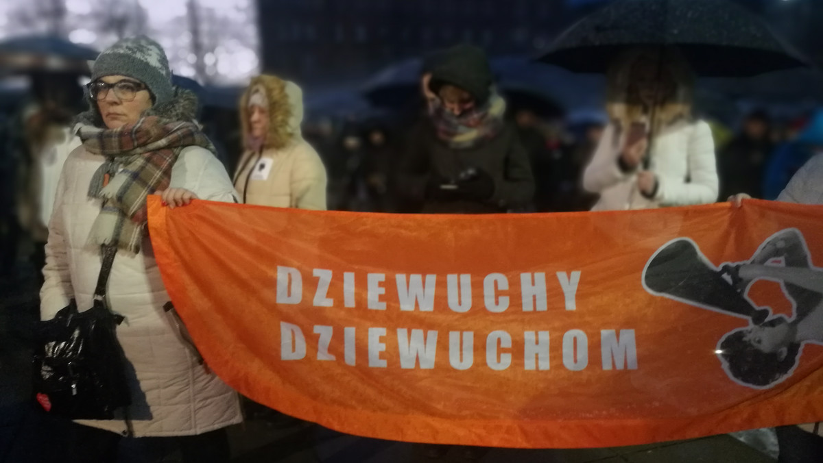 Około 200 osób protestowało dziś na Placu Solidarności w Szczecinie. Podobne manifestacje odbywały się dziś w całej Polsce. To efekt odrzucenia projektu Ratujmy Kobiety przez Sejm.