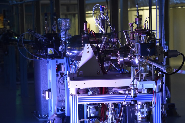 Przy pomocy krakowskiego synchrotronu można będzie badać i analizować powierzchnię i strukturę materiałów z rozdzielczością atomową. Nowe urządzenie pozwoli na badanie w wielu dziedzinach nauki takich jak: fizyka, chemia, biologia, archeologia czy medycyna.  
<br><br>
 Fot. (mr) PAP/Jacek Bednarczyk