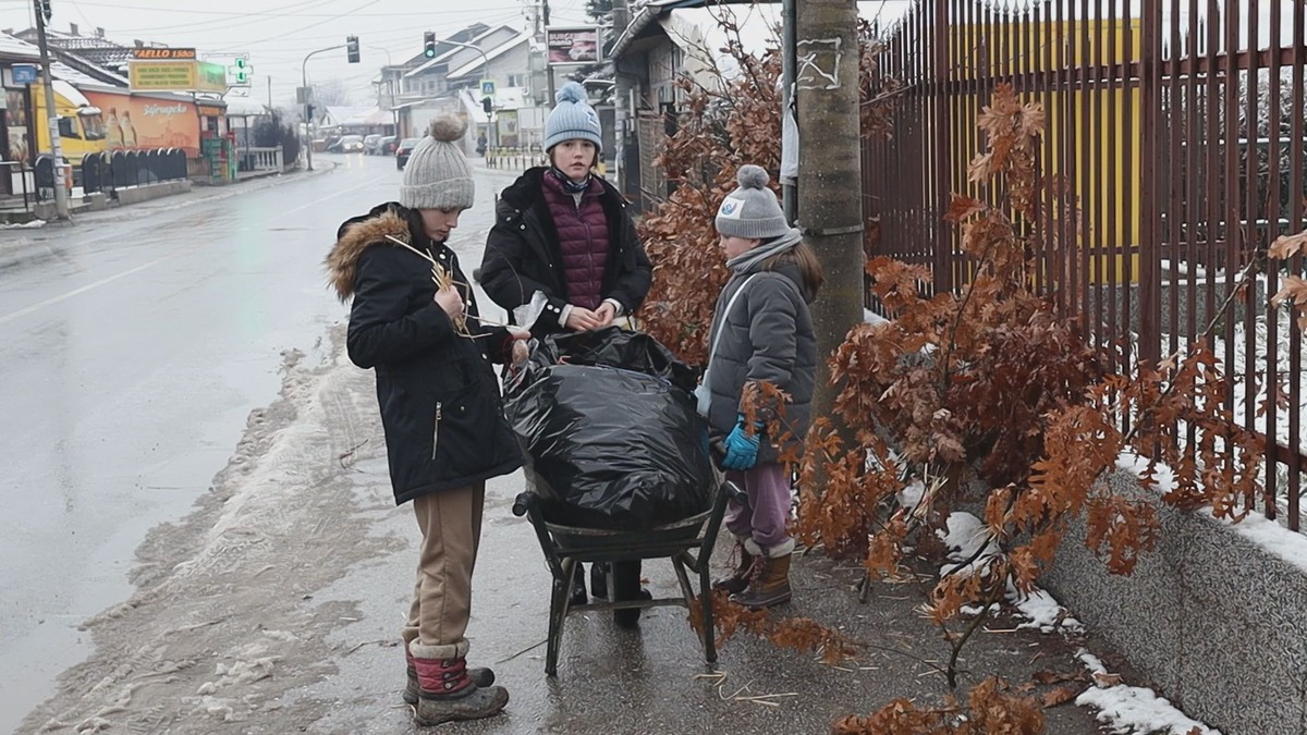  Tri sestrice izgubile majku sa kojom su svake godine prodavale badnjake 