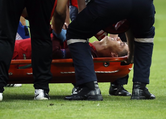 RONALDO ZNIESIONY Z BOISKA NA NOSZACH