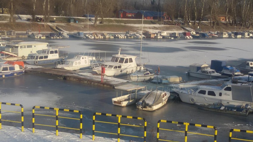 Brodići i čamci okovani ledom
