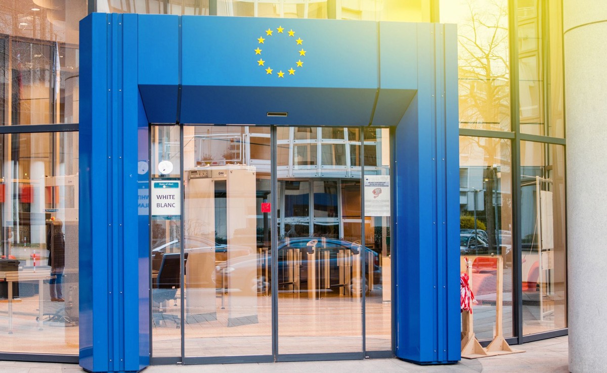 Tymczasem Juncker i Trump uzgodnili, że UE i USA będą prowadzić kompleksowe rozmowy handlowe na temat ceł i ich ograniczenia, subsydiów oraz barier pozataryfowych. Francja jednakże od dawna wzywała USA do wycofania się z nałożonych na Wspólnotę taryf na stal i aluminium, zanim takie rozmowy się rozpoczną.