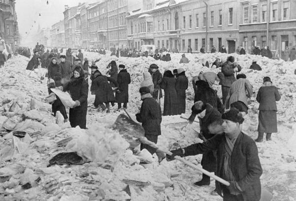 Mieszkańcy sprzątają Leningrad po pierwszej zimie oblężenia