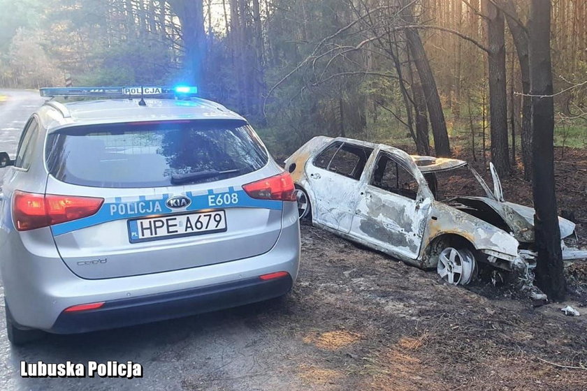 Uderzył w drzewo i uciekł. Od płonącego auta zajął się las