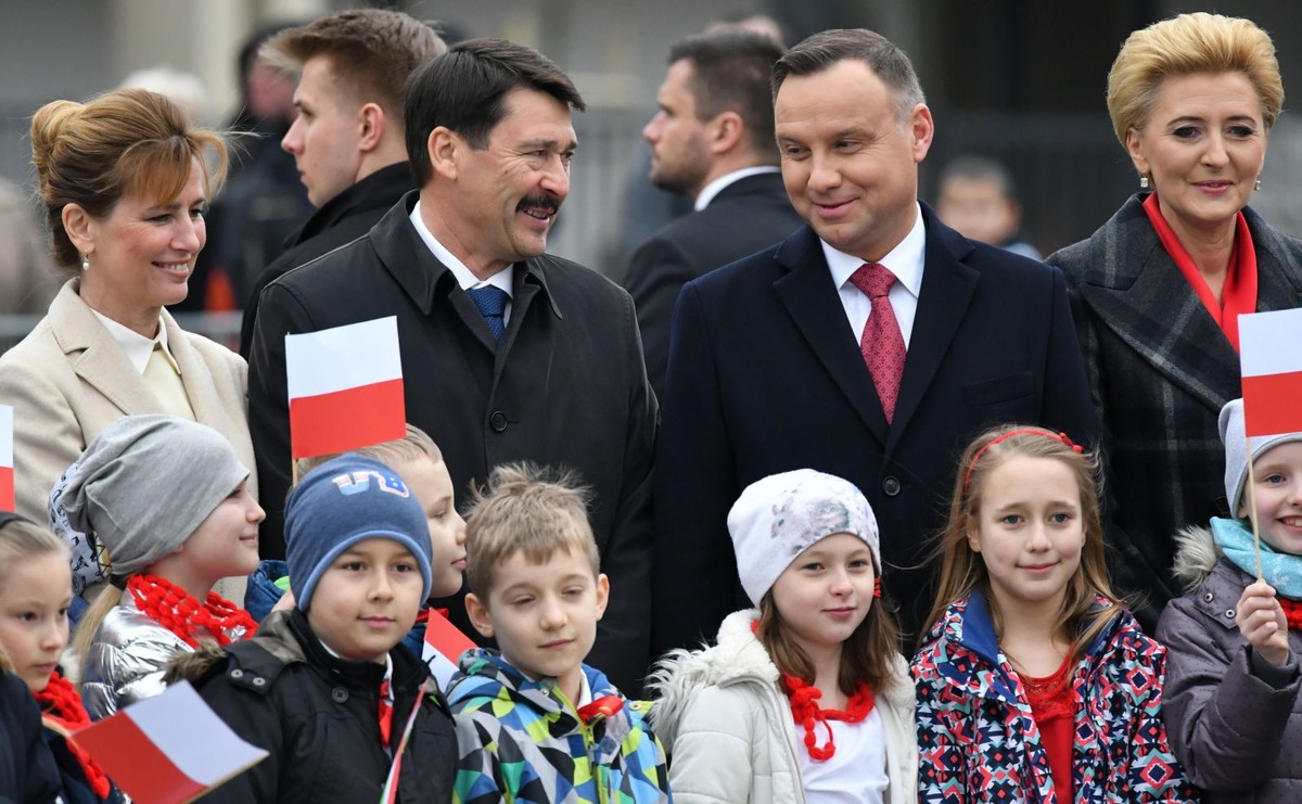 Prezydent RP Andrzej Duda z żoną Agatą Kornhauser-Dudą oraz prezydent Węgier Janos Ader z żoną Anitą Herczegh wśród dzieci
