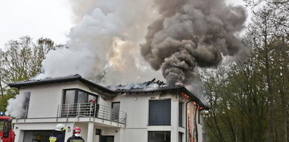 Pożar luksusowego domu w Ochli. Rodzina uciekła przed ogniem