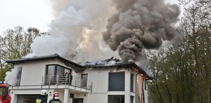 Pożar luksusowego domu w Ochli. Rodzina uciekła przed ogniem