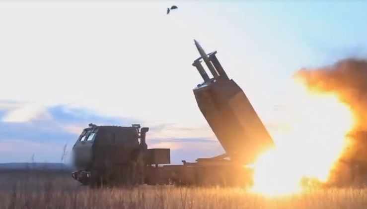 Wyrzutnia M142 HIMARS w użyciu przez Siły Zbrojne Ukrainy. Przekazany przez USA sprzęt wojskowy zmienił losy wojny.