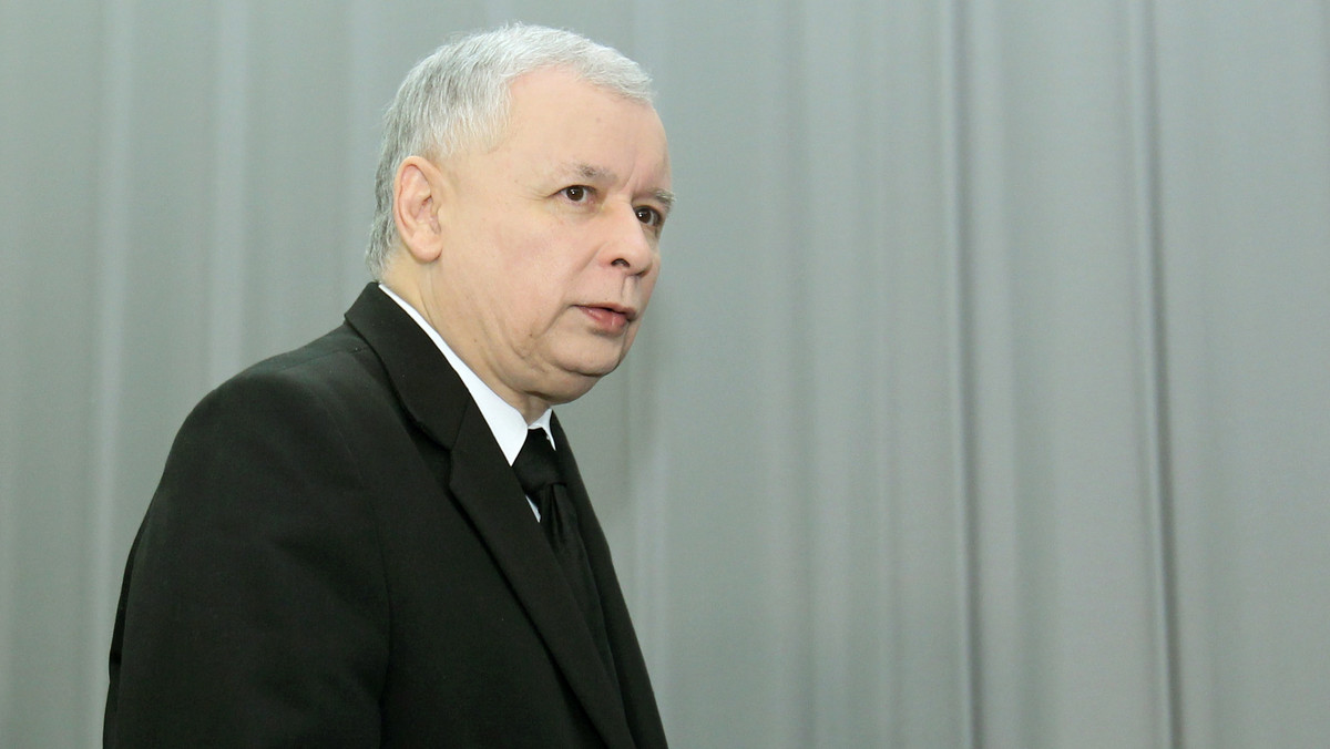 Prezes PiS Jarosław Kaczyński powiedział, że za uchwałą rosyjskiej Dumy Państwowej ws. Katynia powinny iść konkrety: przeprosiny i odszkodowania.